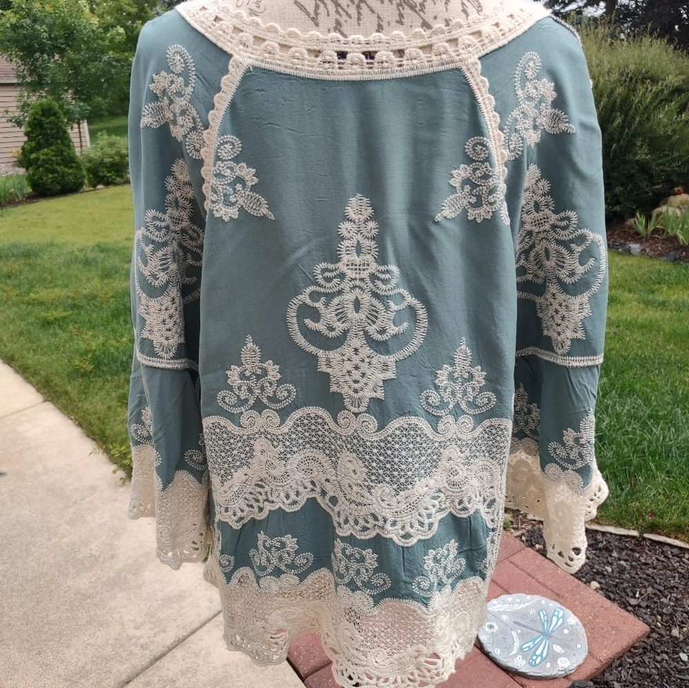 Democracy Baggy Small Lace Cold Shoulder Top! - Picture 10 of 13